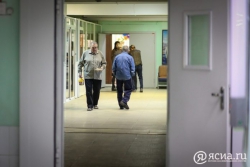Минтруд Якутии: Погибший на крыльце республиканского дома-интерната был без верхней одежды
