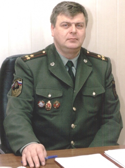 Пожарный будет гасить пламя оппозиции