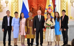 Путин вручил ордена &laquo;Родительская слава&raquo; семье ГОРОХОВЫХ из Якутии