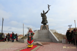 В Якутске состоялось возложение цветов к памятнику Матери 